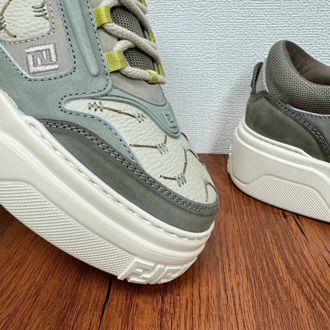 Batch 780 FENDI/FENDI Force men's sports shoes, new thick-soled lightweight lace-up low-top shoes at the counter, made of white full-grain leather and white and brown smooth leather, with padded elements. Brown FF jacquard and yellow technical fabric details. Lightweight, thick white sole with FF graphic details on the toe and heel. Main body of pebbled soft cowhide with Nappa calfskin. Contrasting color multiple composite splicing, extremely modern and youthful, webbing style lace-up hole design, multiple injection molded brand logo plastic modules on the toe, and embroidered FF logo on the side, heavy craftsmanship, full of details, super high quality control and fine workmanship! Full mesh breathable lining, ultra-light TPR foam rubber; molded outsole, lightweight and versatile, non-slip and wear-resistant! Comes with full packaging! Size: 39-40-41-42-43-44 Leather shoe size (can be customized, 38.45 cannot be returned or exchanged) Item No.: 7E1728 Gray Green